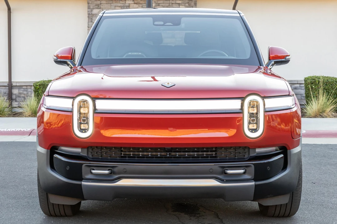 2025 Rivian R1S - Image 2 of 31