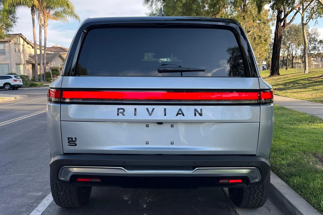 2025 Rivian R1S - Image 5 of 31