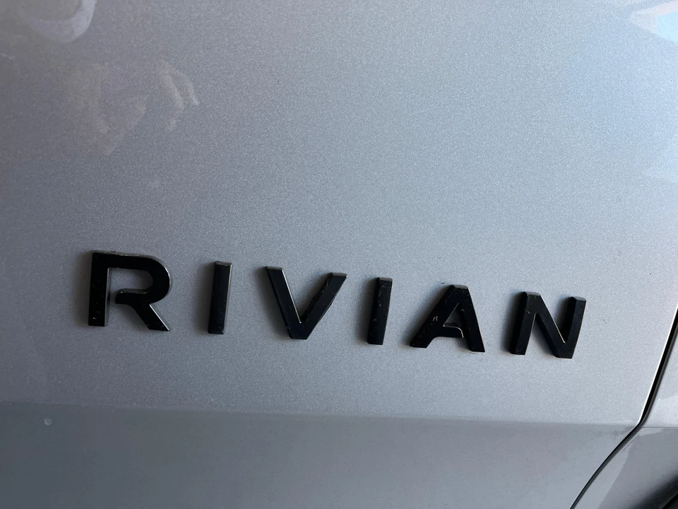 2025 Rivian R1S - Image 13 of 31