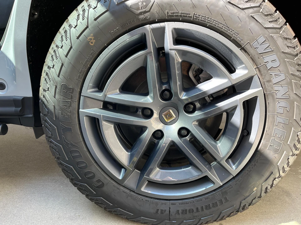 2025 Rivian R1S - Image 23 of 31