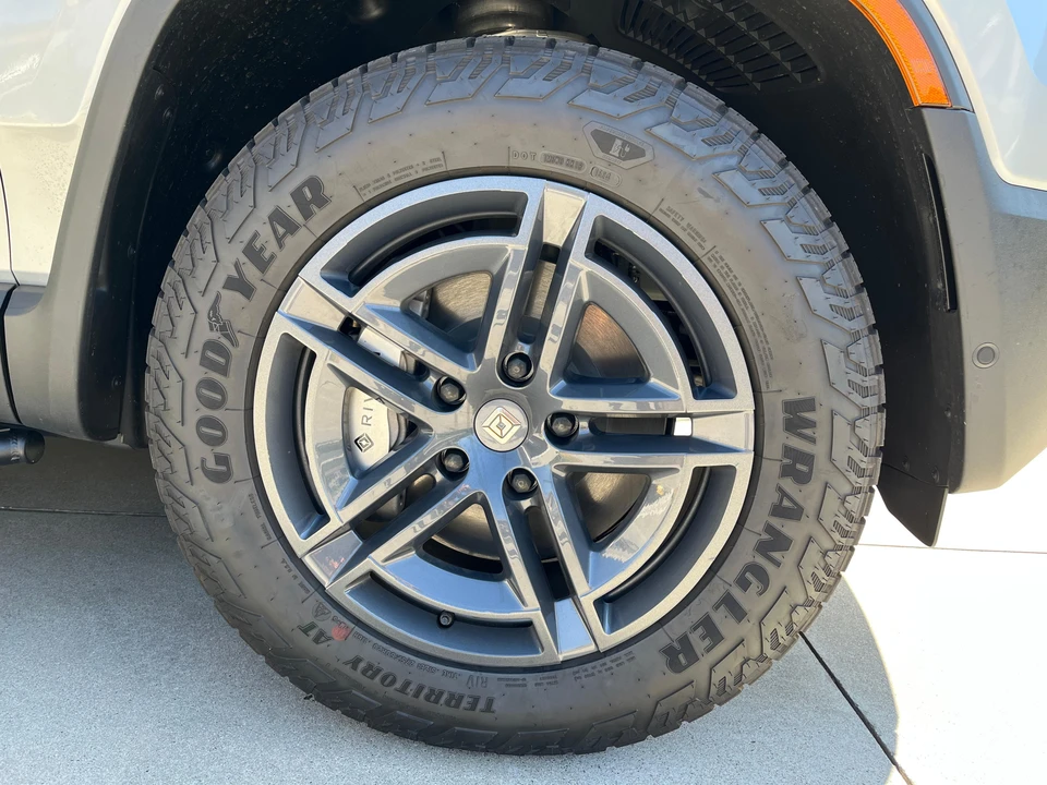 2025 Rivian R1S - Image 25 of 31