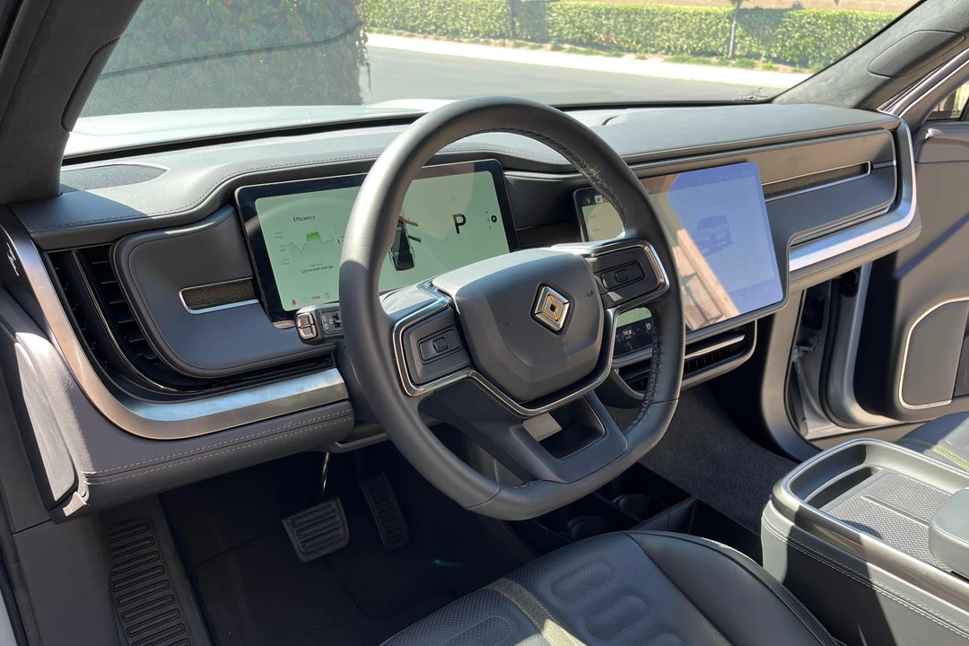 2025 Rivian R1S - Image 26 of 31