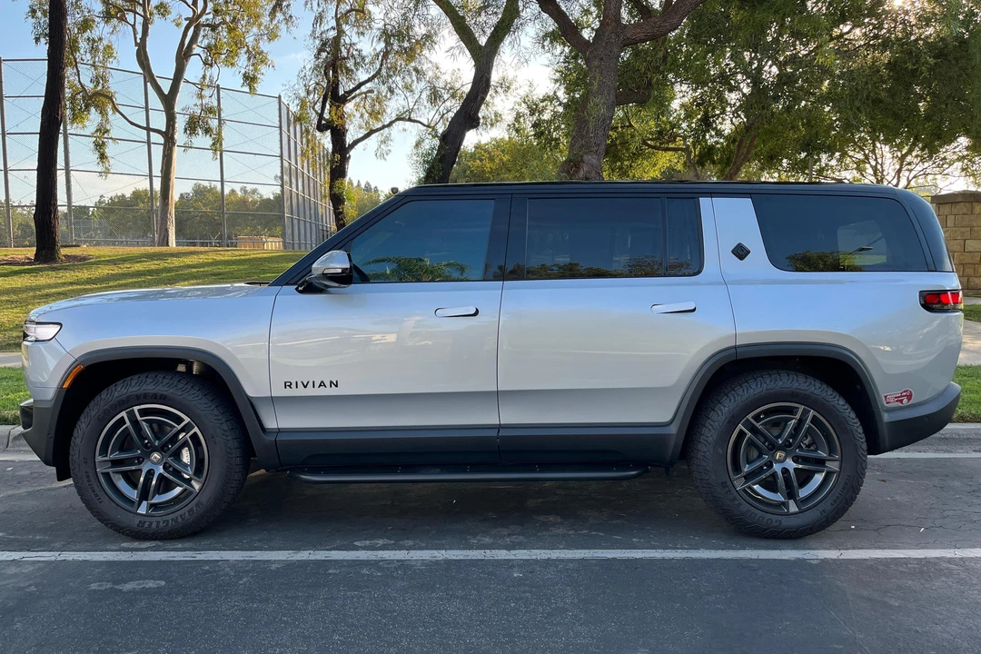 2025 Rivian R1S - Image 3 of 31