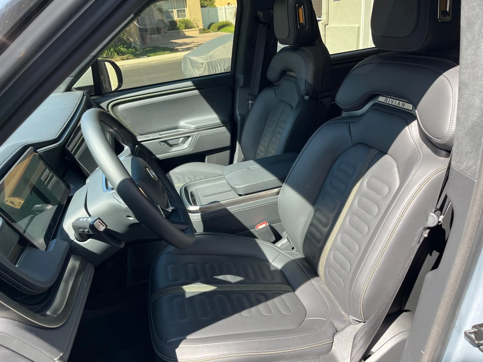 2025 Rivian R1S - Image 30 of 31