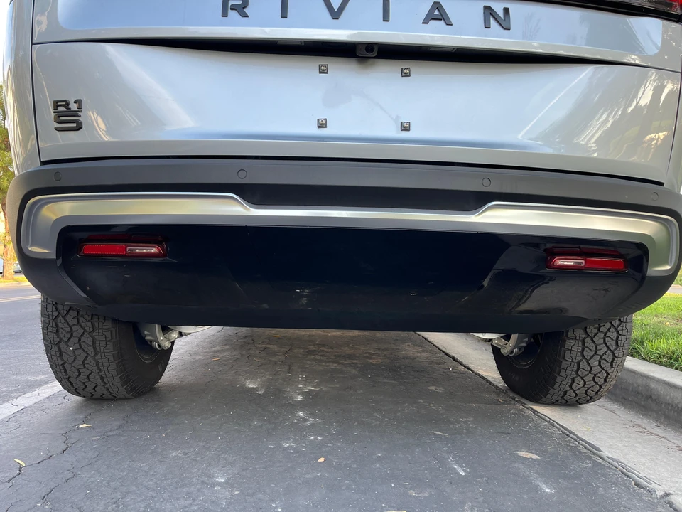2025 Rivian R1S - Image 15 of 31