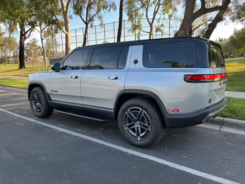 2025 Rivian R1S - Image 8 of 31