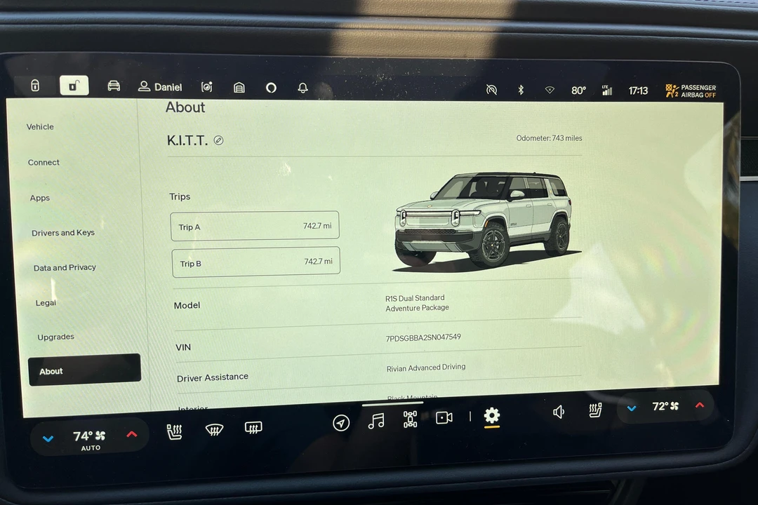 2025 Rivian R1S - Image 29 of 31