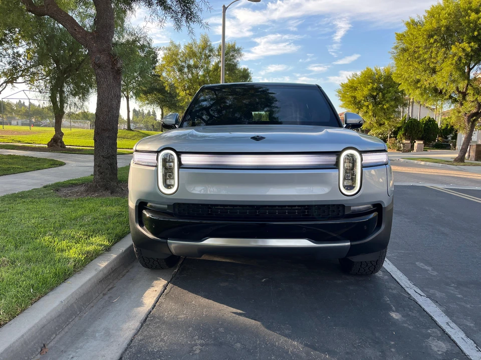 2025 Rivian R1S - Image 6 of 31