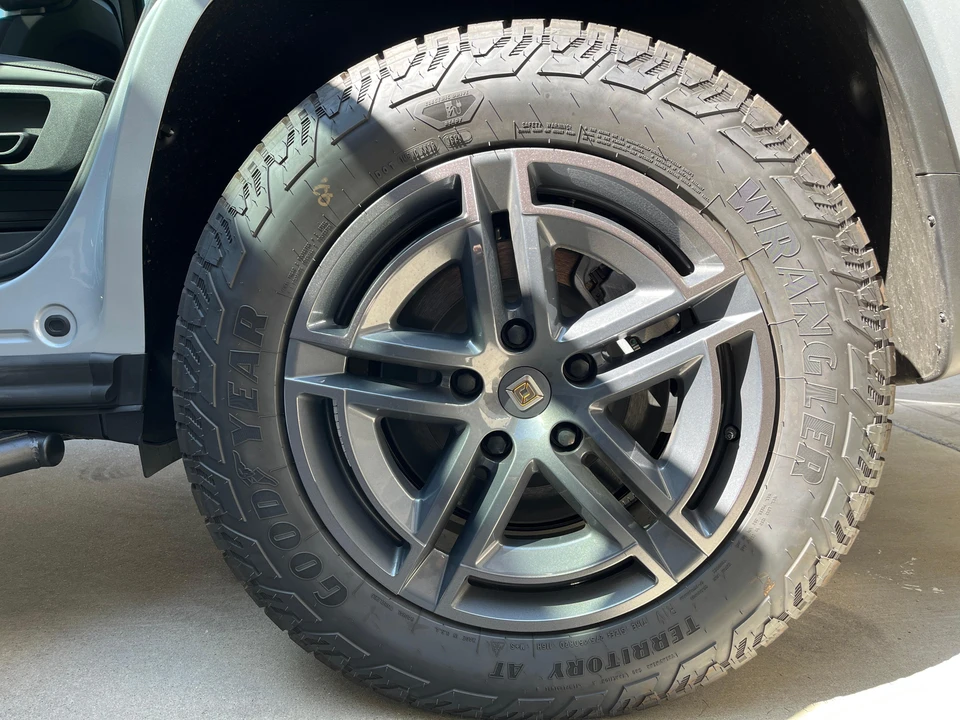 2025 Rivian R1S - Image 22 of 31
