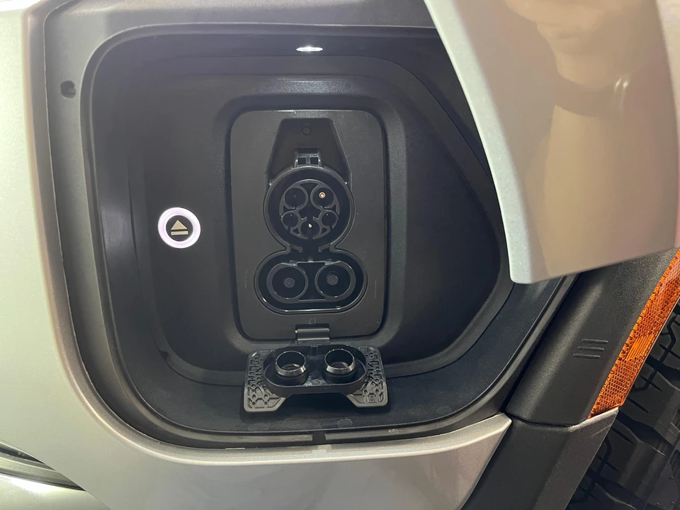 2025 Rivian R1S - Image 19 of 31