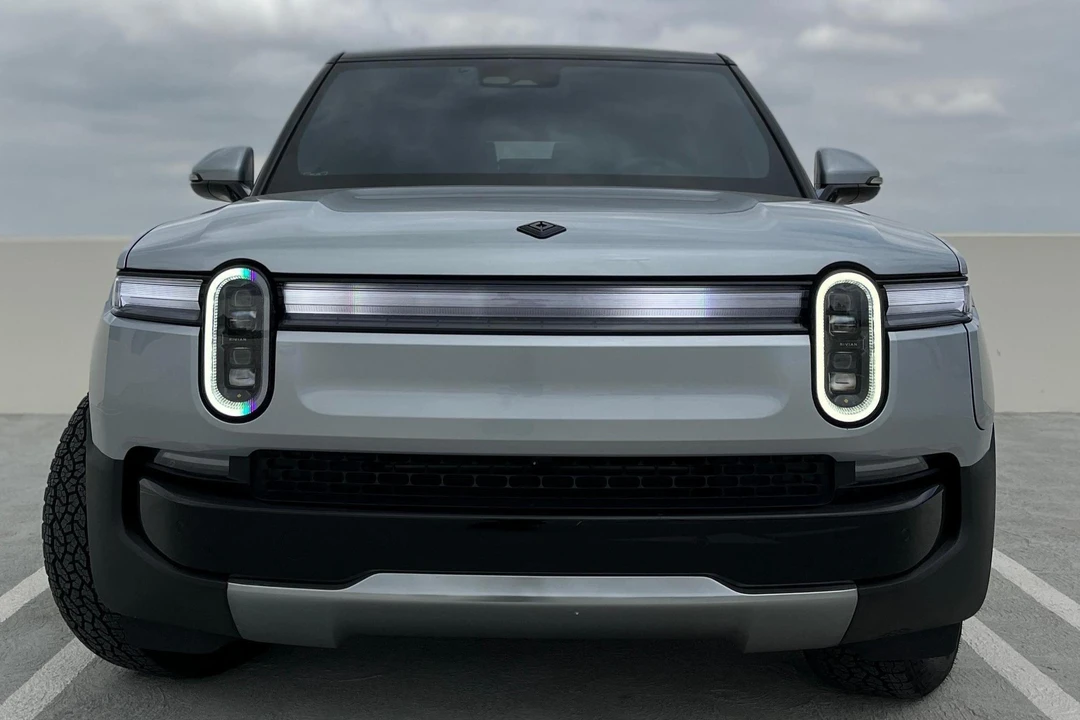 2025 Rivian R1S - Image 2 of 31