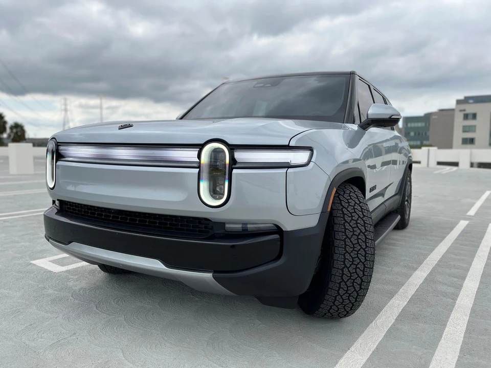 2025 Rivian R1S - Image 7 of 31