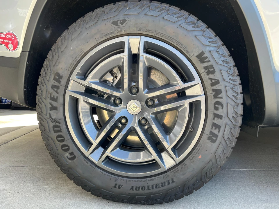 2025 Rivian R1S - Image 24 of 31