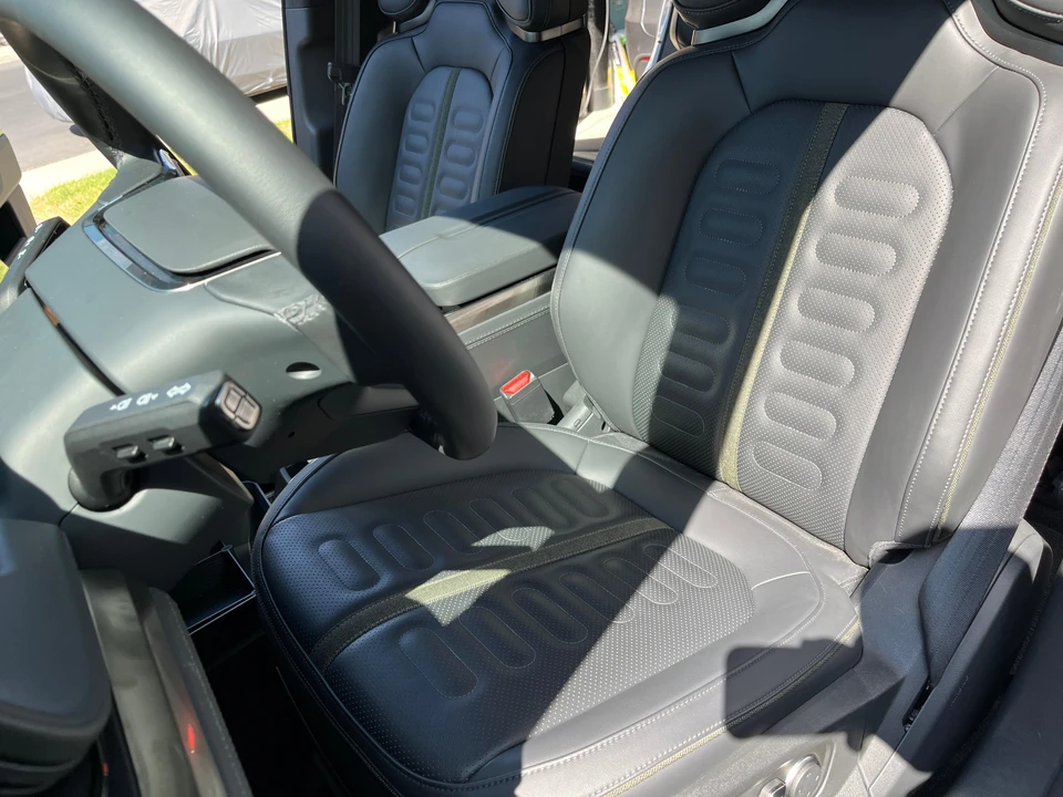2025 Rivian R1S - Image 31 of 31