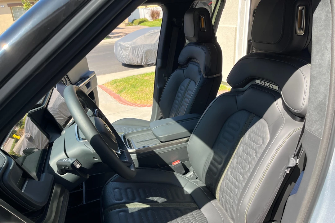 2025 Rivian R1S - Image 27 of 31