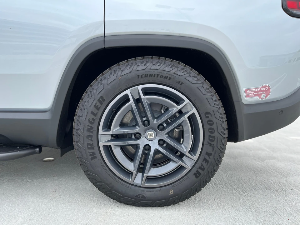 2025 Rivian R1S - Image 21 of 31