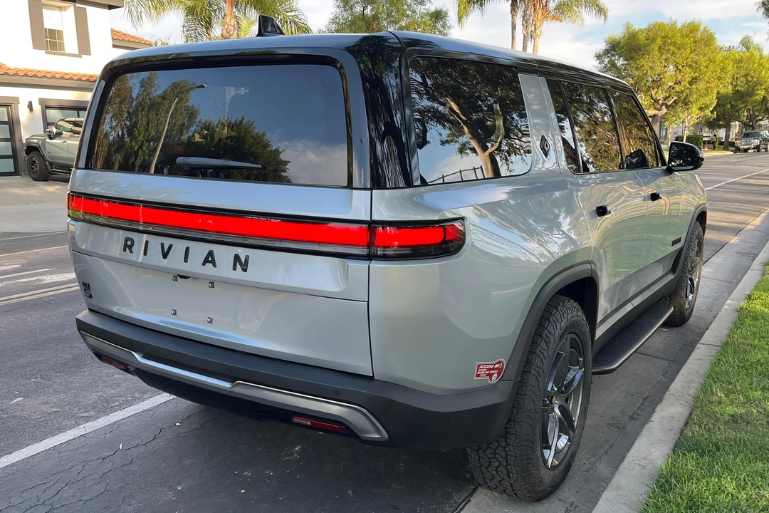 2025 Rivian R1S - Image 4 of 31