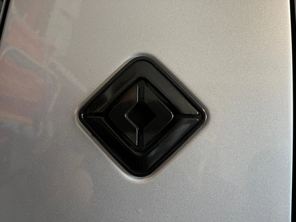 2025 Rivian R1S - Image 14 of 31