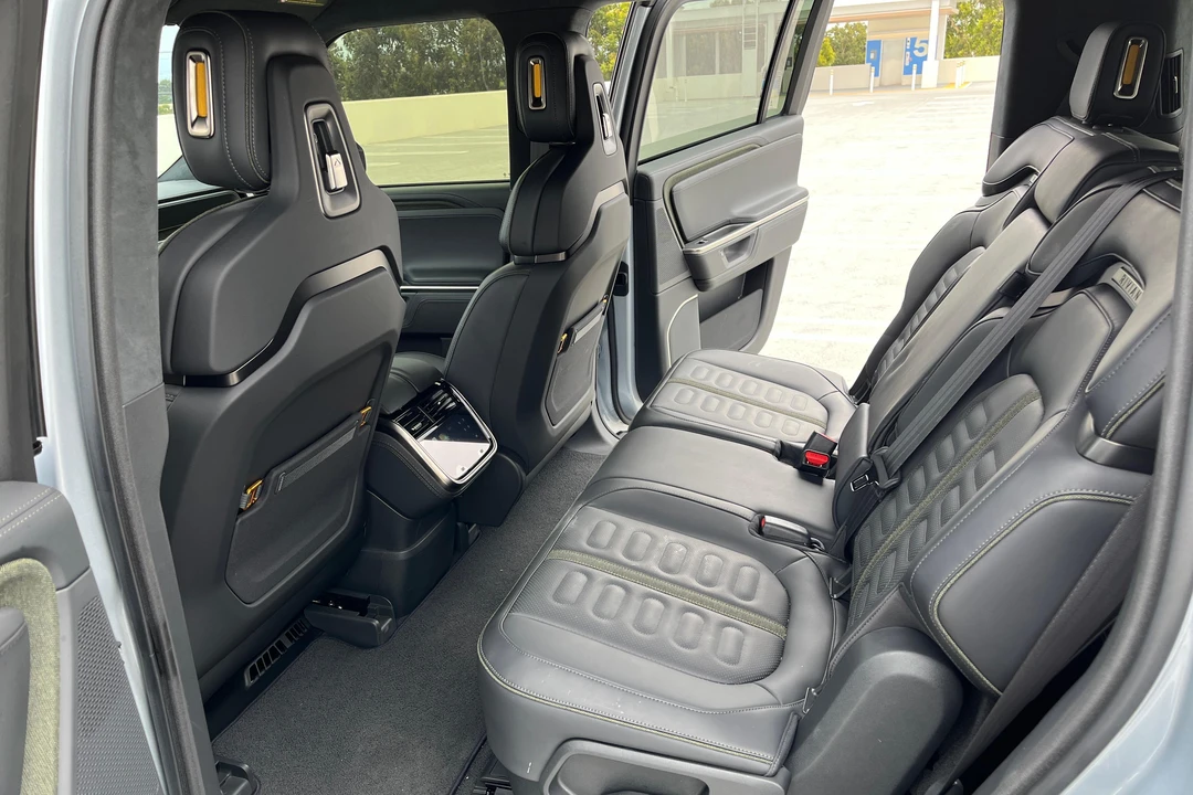 2025 Rivian R1S - Image 28 of 31