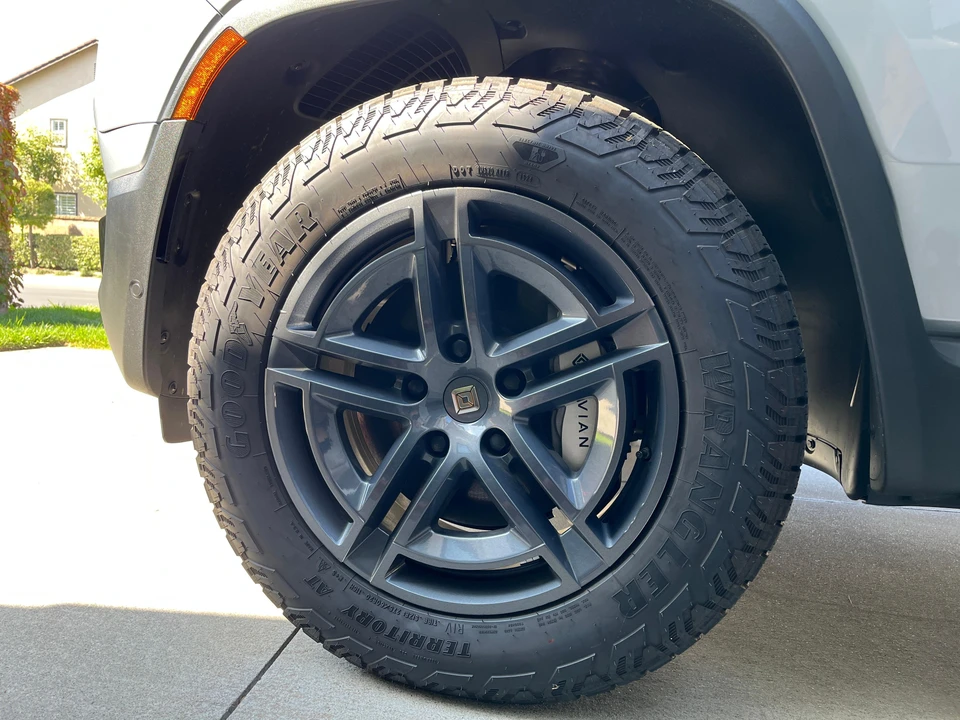 2025 Rivian R1S - Image 20 of 31