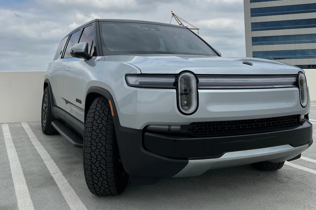 2025 Rivian R1S - Image 10 of 31
