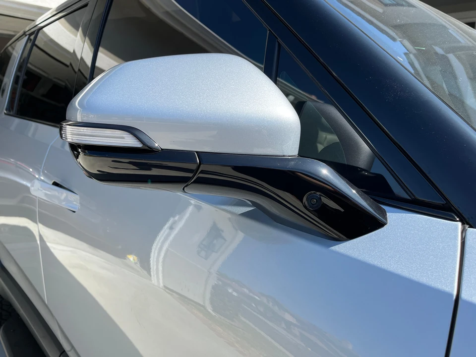 2025 Rivian R1S - Image 16 of 31
