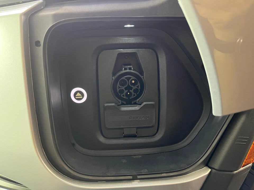 2025 Rivian R1S - Image 18 of 31