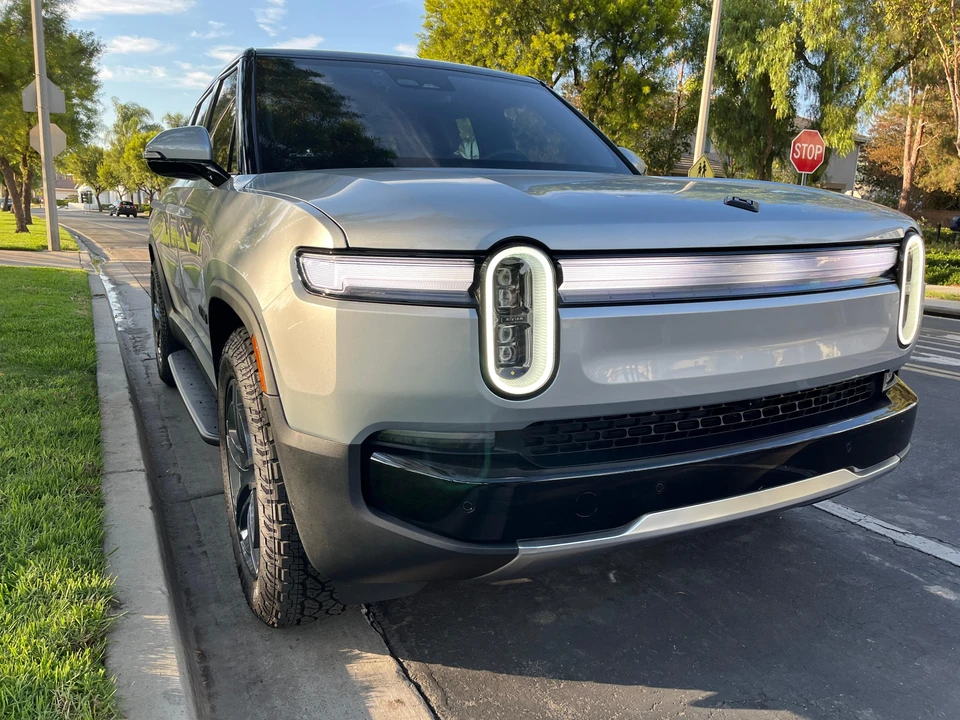 2025 Rivian R1S - Image 11 of 31