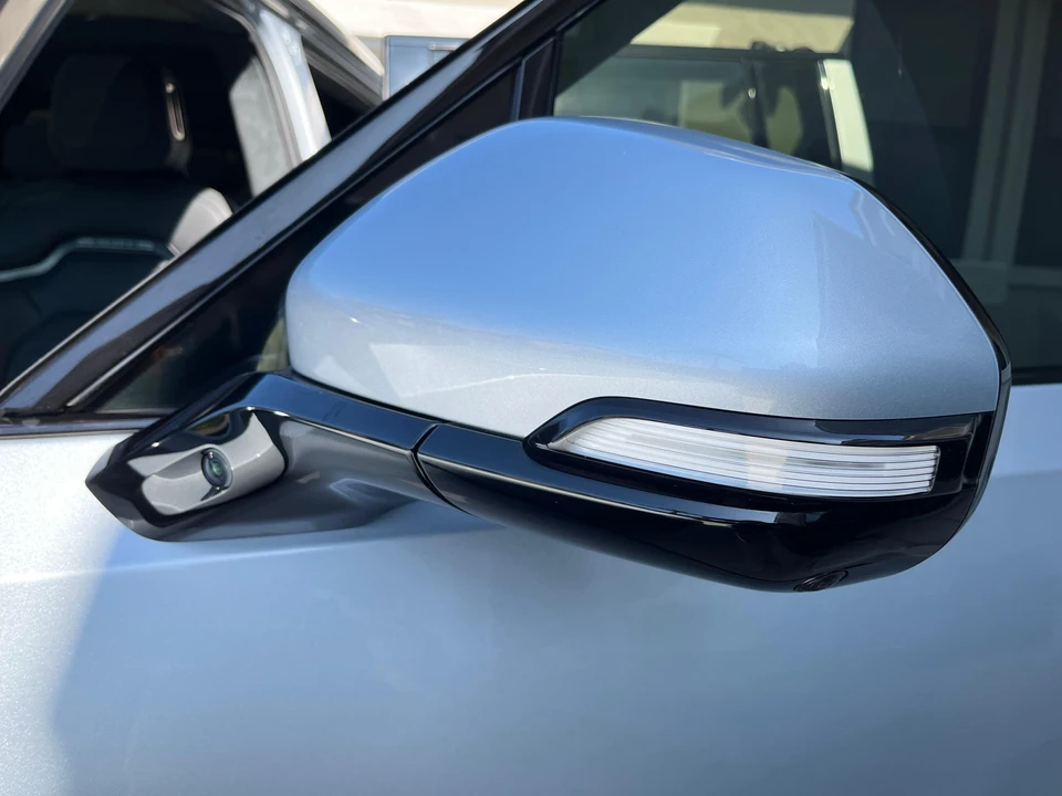 2025 Rivian R1S - Image 12 of 31