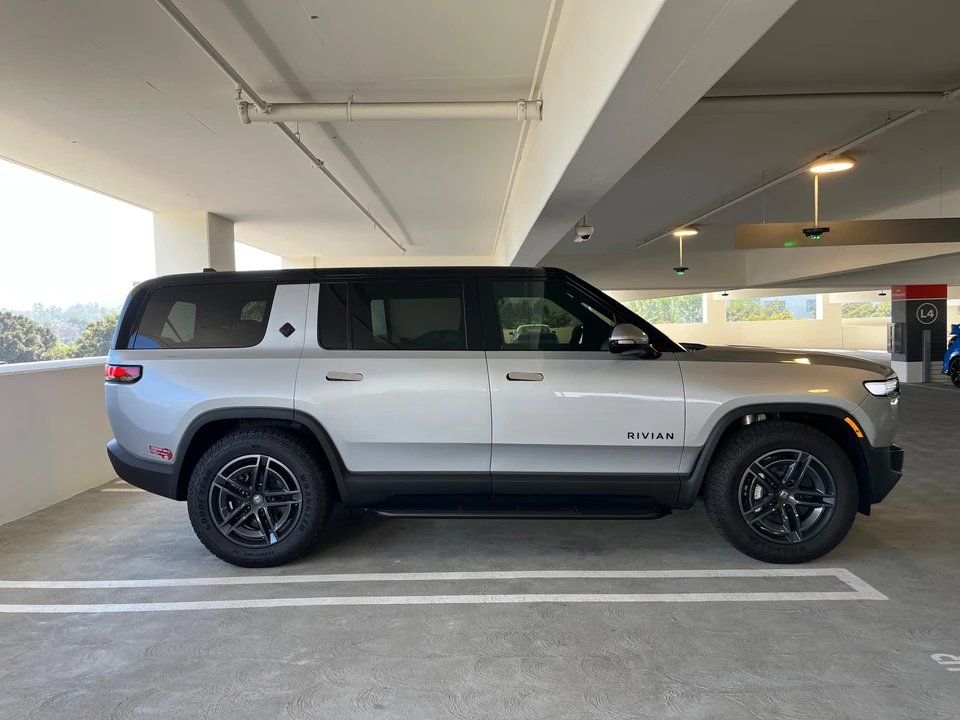 2025 Rivian R1S - Image 9 of 31