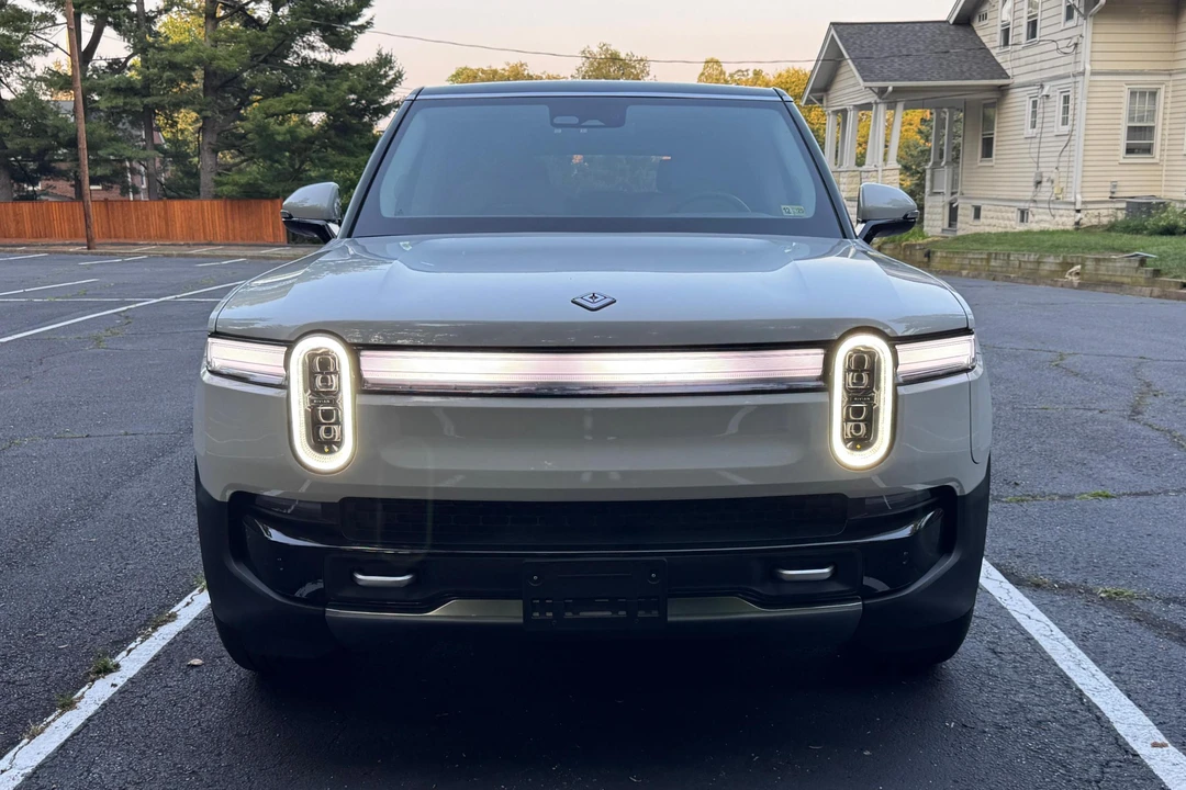 2025 Rivian R1S - Image 6 of 31