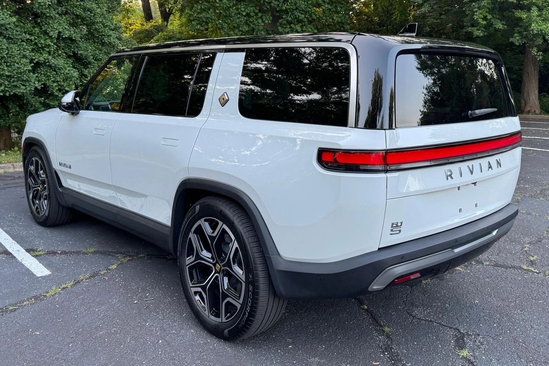 2025 Rivian R1S - Image 4 of 31