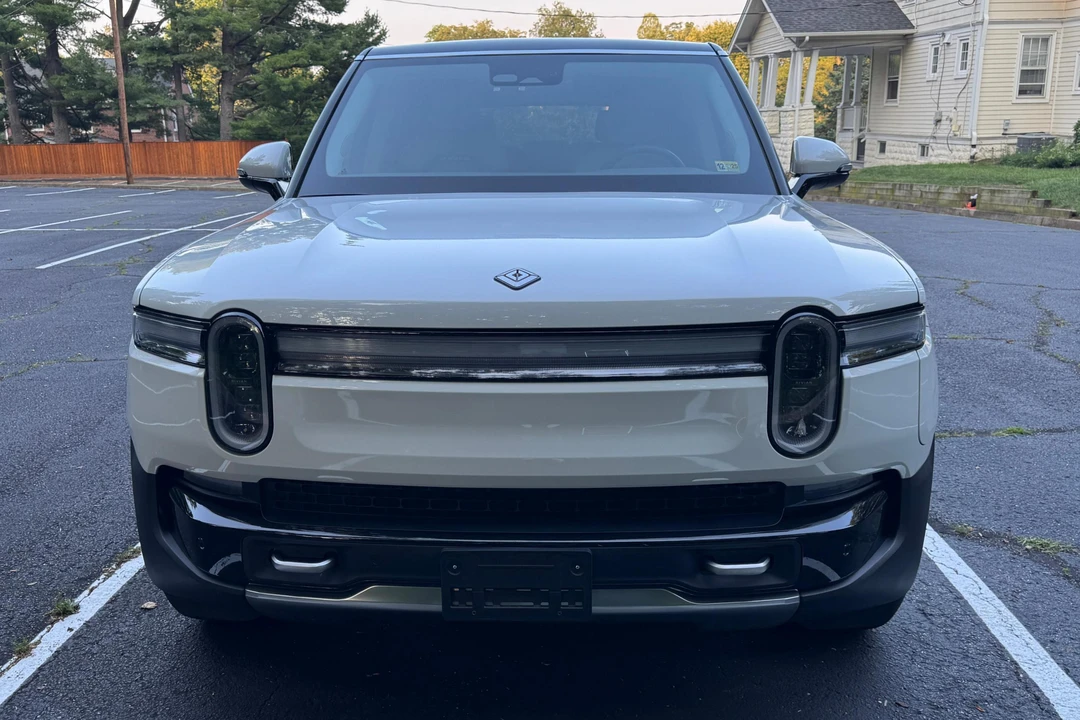 2025 Rivian R1S - Image 2 of 31