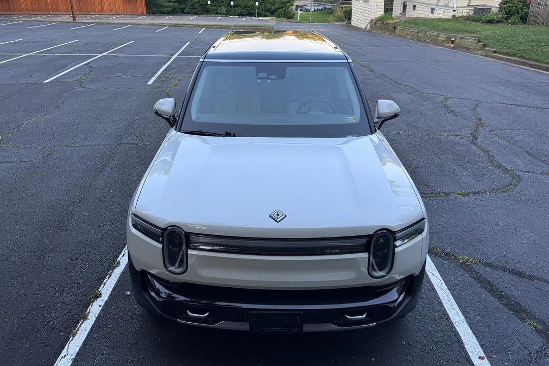 2025 Rivian R1S - Image 7 of 31
