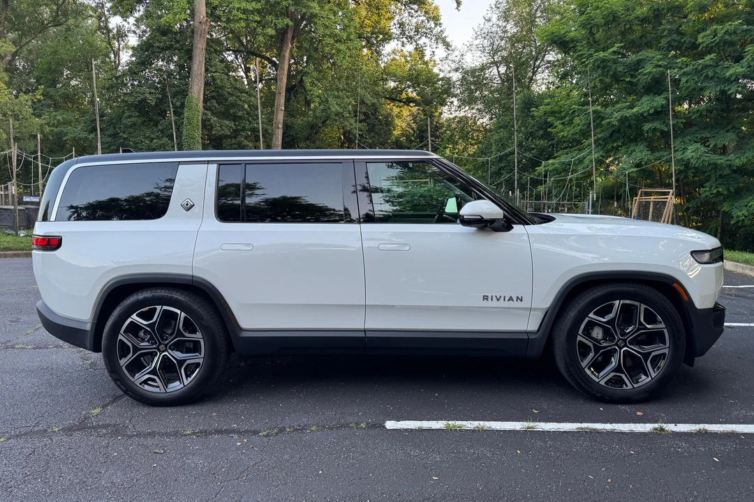 2025 Rivian R1S - Image 3 of 31