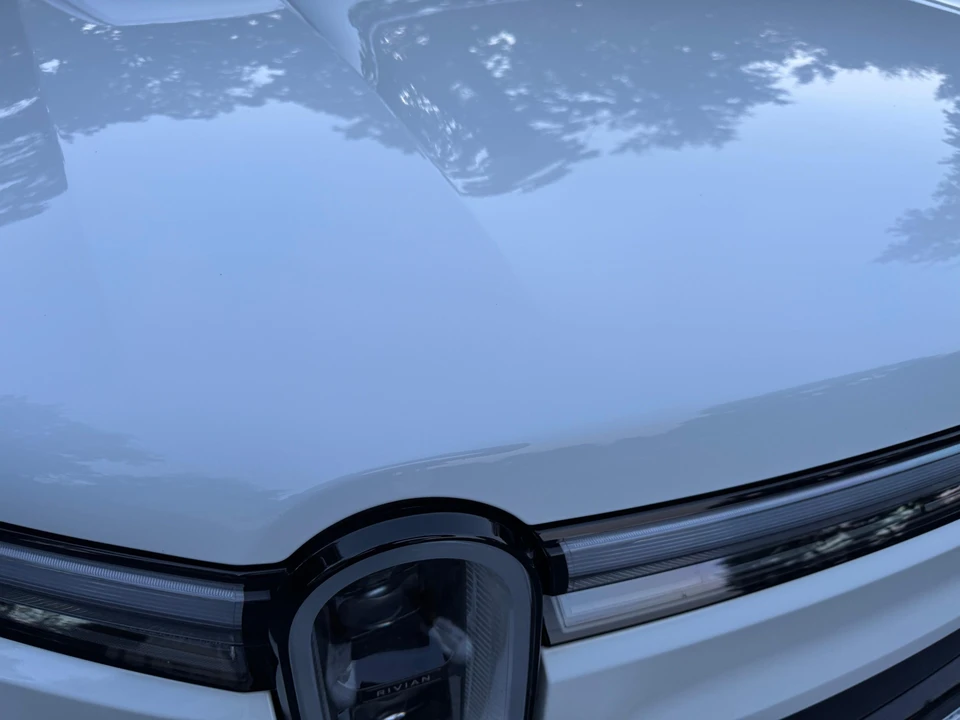 2025 Rivian R1S - Image 15 of 31