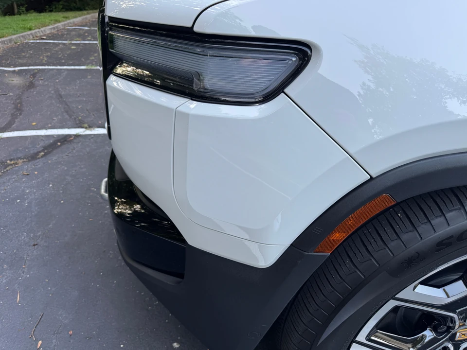 2025 Rivian R1S - Image 25 of 31