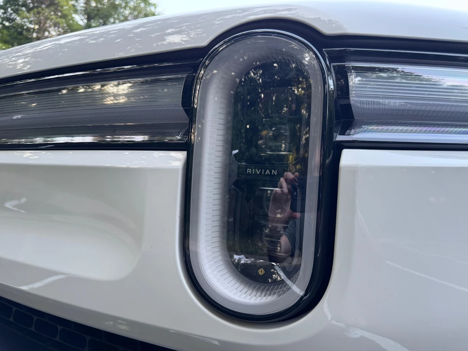 2025 Rivian R1S - Image 22 of 31