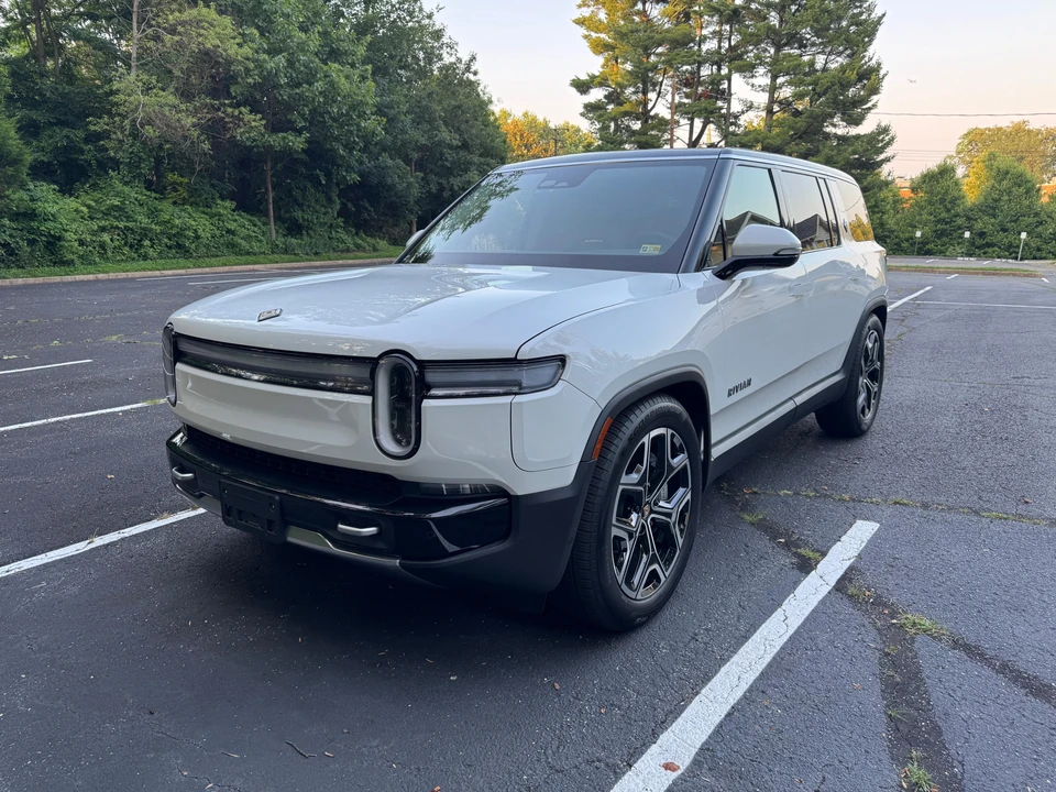 2025 Rivian R1S - Image 9 of 31