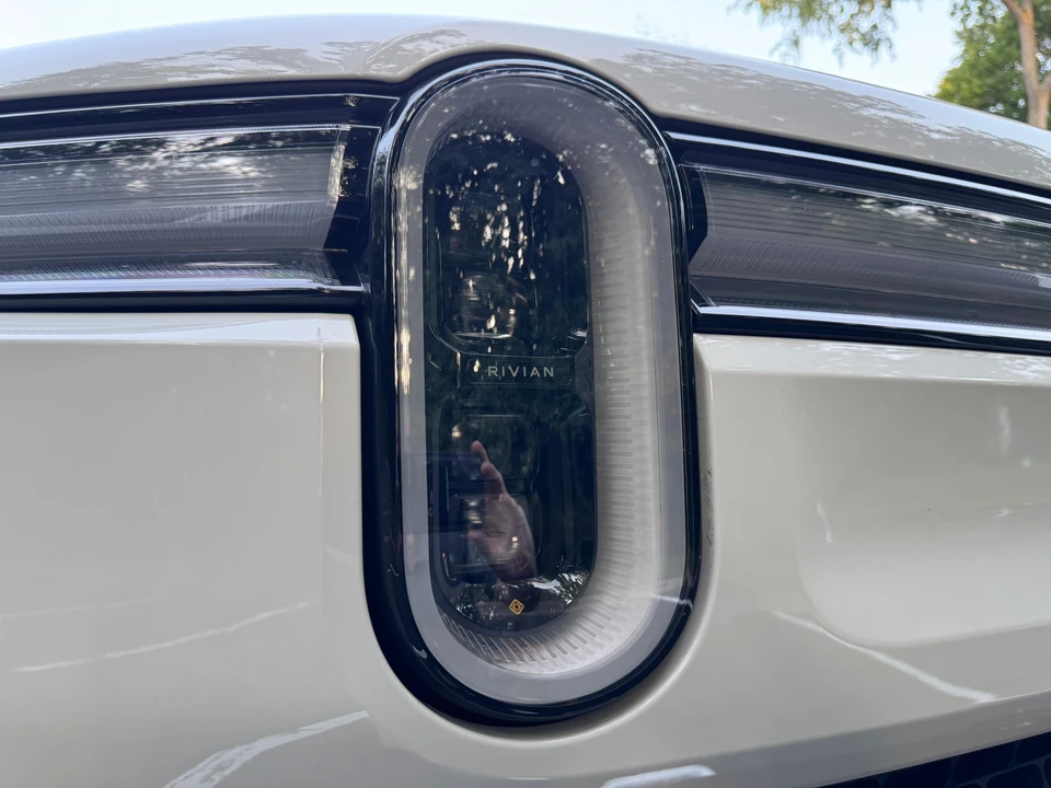2025 Rivian R1S - Image 14 of 31