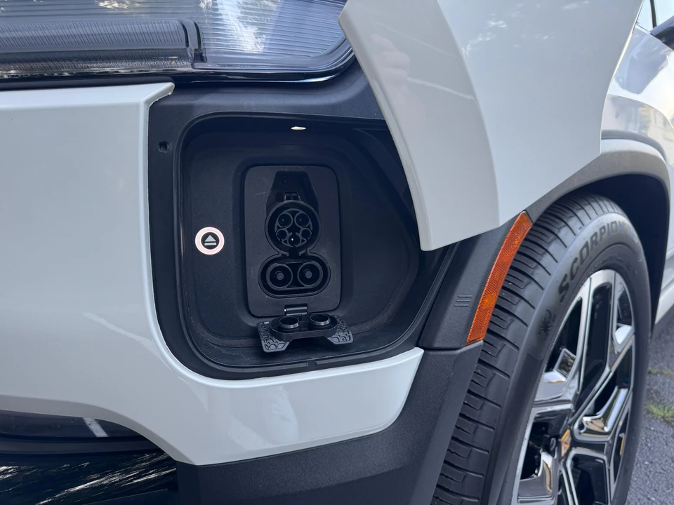 2025 Rivian R1S - Image 27 of 31