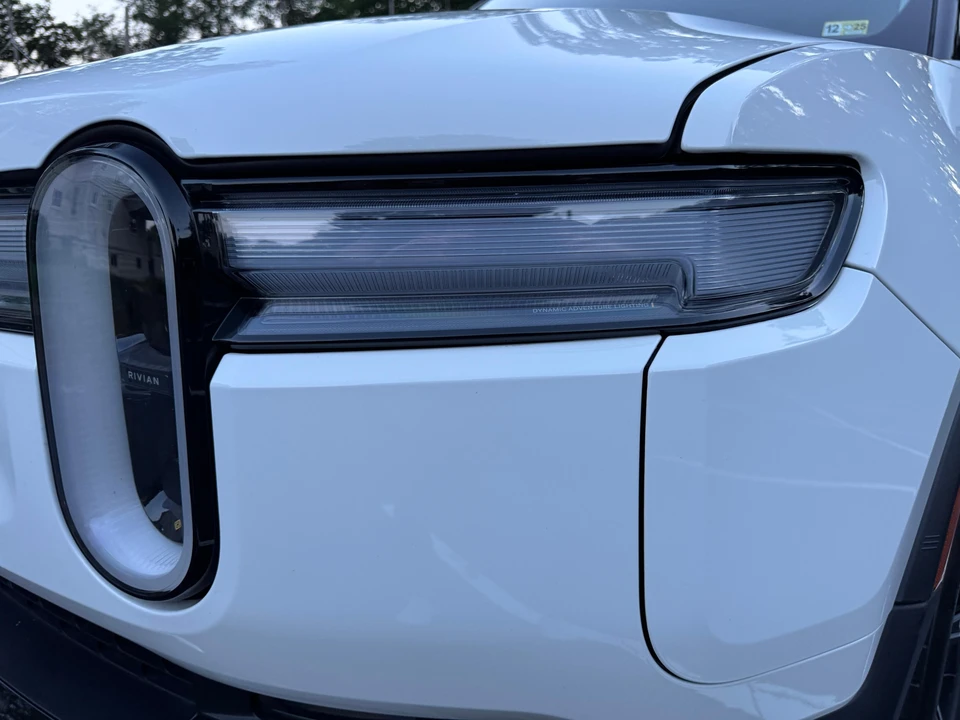 2025 Rivian R1S - Image 24 of 31