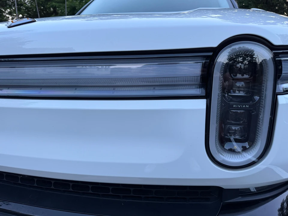 2025 Rivian R1S - Image 21 of 31