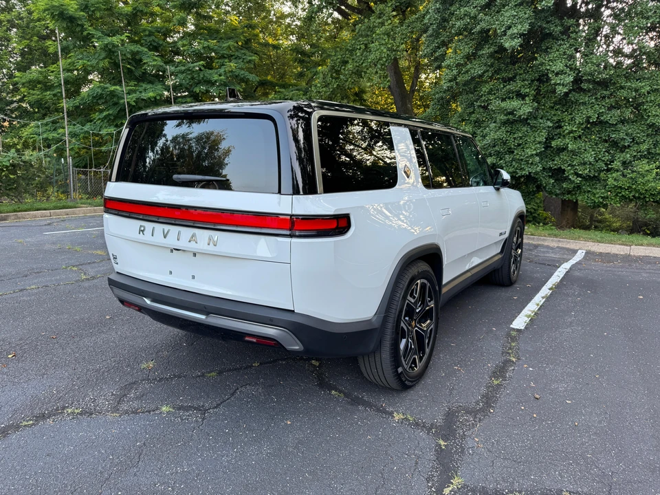 2025 Rivian R1S - Image 12 of 31