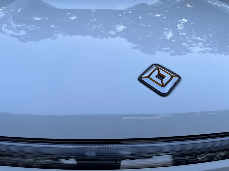 2025 Rivian R1S - Image 18 of 31