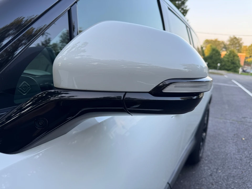 2025 Rivian R1S - Image 28 of 31