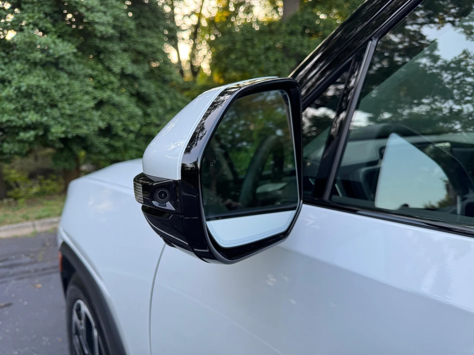 2025 Rivian R1S - Image 30 of 31