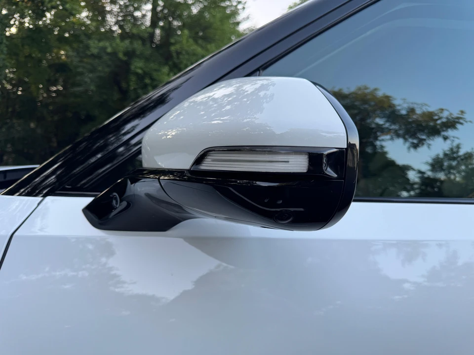 2025 Rivian R1S - Image 29 of 31