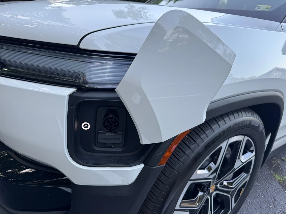 2025 Rivian R1S - Image 26 of 31