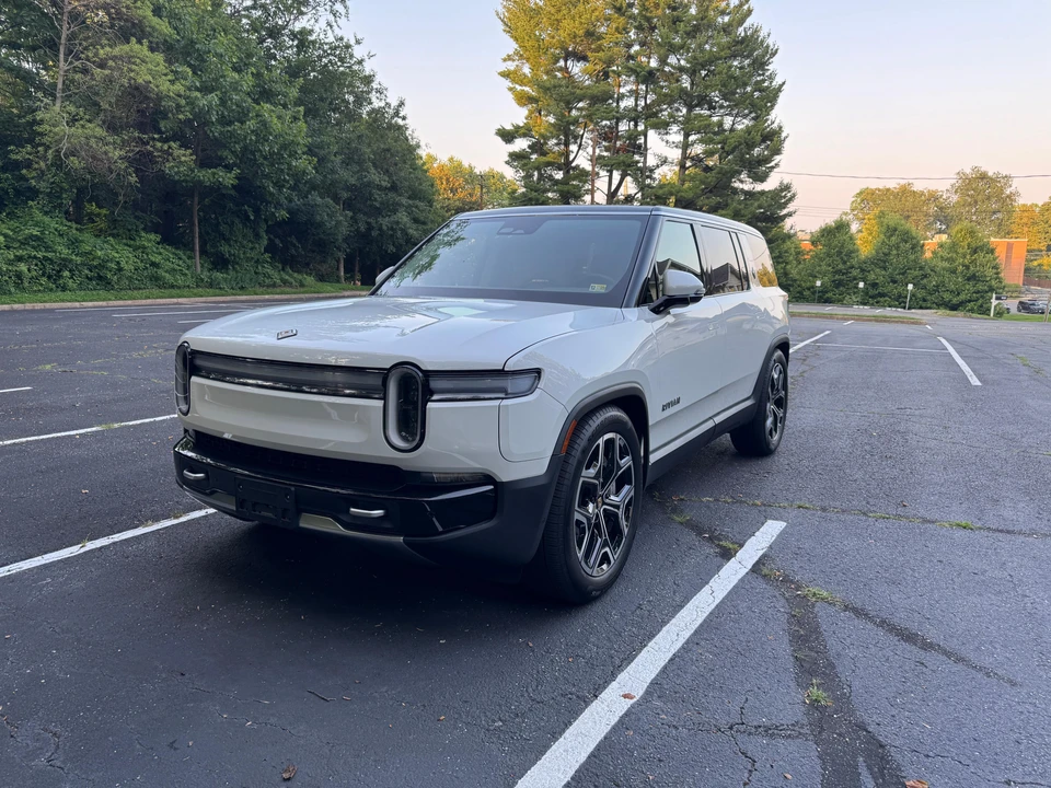 2025 Rivian R1S - Image 8 of 31